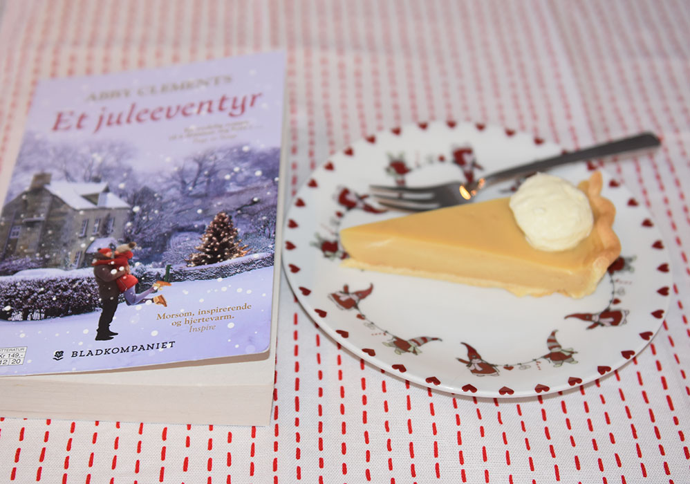 Clements, Abby (2019) «Et juleeventyr» Bladkompaniet OG Honningpai Ingredienser: Paibunn: 5 dl Mel 180 g Margarin 3-4 ss Vann (kaldt) Fyll: 5 dl Melk 2 ½ dl Fløte 3 Egg 200 g Honning 50 g Sukker (lyst brunt) 50 g Sukker (hvitt) 3 ss Maisenna 1 ts Vaniljeekstrakt ⅛ ts Salt https://heidisboble.no/honningpai/