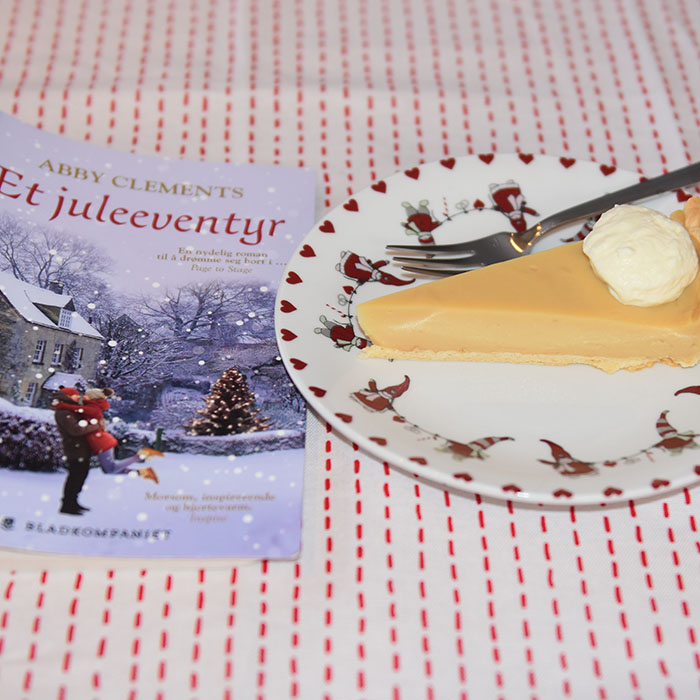 Clements, Abby (2019) «Et juleeventyr» Bladkompaniet OG Honningpai Ingredienser: Paibunn: 5 dl Mel 180 g Margarin 3-4 ss Vann (kaldt) Fyll: 5 dl Melk 2 ½ dl Fløte 3 Egg 200 g Honning 50 g Sukker (lyst brunt) 50 g Sukker (hvitt) 3 ss Maisenna 1 ts Vaniljeekstrakt ⅛ ts Salt https://heidisboble.no/honningpai/