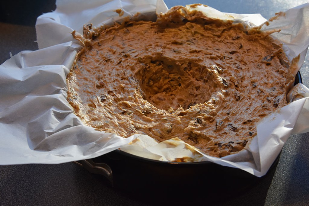 Berthas engelske Julekake oppskriften er hentet fra Kjølner, Lene Lauritsen (2020) «Petra Pettersens Perfekte plan», Fagervik forlag Ingredienser: 700 g Blandet tørket frukt (rosiner, sukat, korinter, aspikat, sukat, tranebær, syltete kirsebær, svisker, aprikos e.l. 8 ss Konjakk 1 sitron Skall og asft 250 g Smør 150 g Sukker (brunt) 6 Egg 280 g Hvetemel 100 g Mandler (malte) 2 ts Ingefær 2 ts Kardemomme 2 ts Kanel 150 g Marsipan (hakket) Topping: 280 g Blandet hakkete nøtter – valnøtter, cashewnøtter, hasselnøtter, mandler osv. 100 g Sirup Royal icing: 500 g Melis 1 Eggehvite (pisket) https://heidisboble.no/