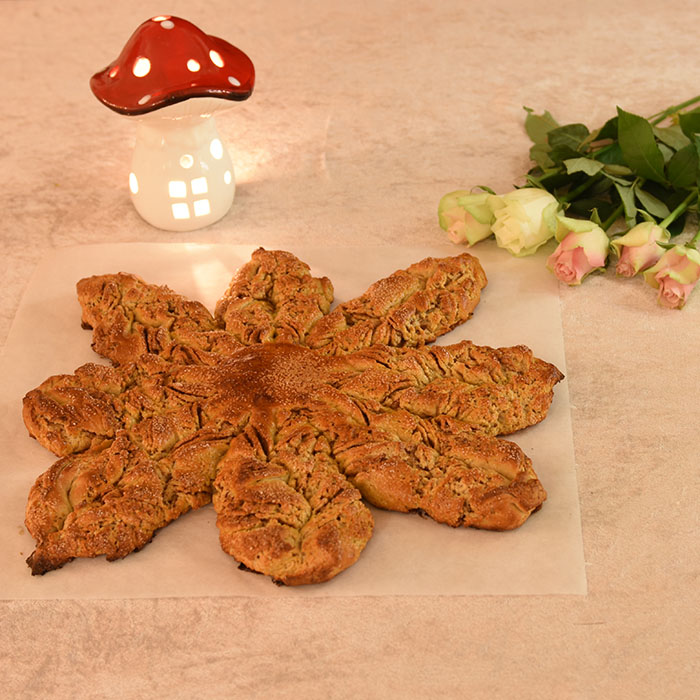 Maiblomst Ingredienser: ¾ pk Gjær 3 dl Melk (fingervarm) 2 Egg 675 g Hvetemel 75 g Sukker ½ ts Salt 3 ts Kardemomme 2 ts Kanel 100 g Smør (romtemperert) Fyll & Topping: Smør, sukker, kanel Perlesukker https://heidisboble.no/ @heidisbobl