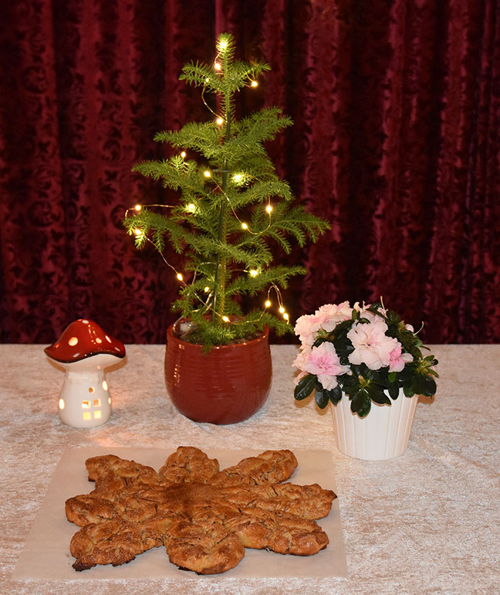 Maiblomst Ingredienser: ¾ pk Gjær 3 dl Melk (fingervarm) 2 Egg 675 g Hvetemel 75 g Sukker ½ ts Salt 3 ts Kardemomme 2 ts Kanel 100 g Smør (romtemperert) Fyll & Topping: Smør, sukker, kanel Perlesukker https://heidisboble.no/ @heidisbobl