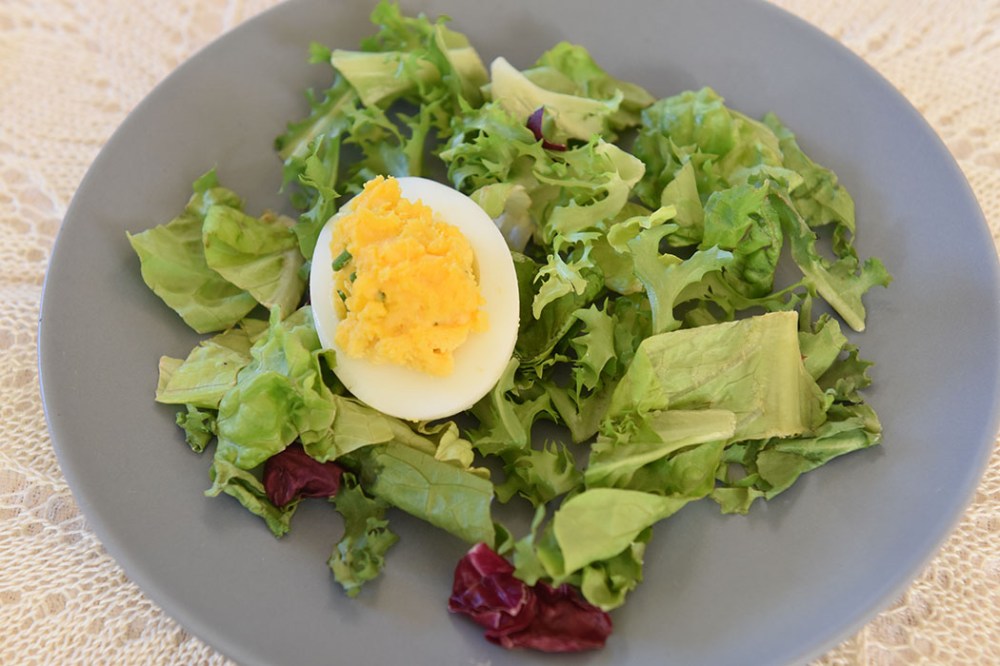 Fylte egg med ost Ingredienser: 6 Egg (hardkokte 3 ss Mancheno (eller cheddar) (revet) 2 ss Majones (eller 1 ss majones og 1 ss rømme) 1 ts Gressløk (finhakket) 1 Chili (rød - finhakket) Salt og pepper Salat til servering (valgfritt) https://heidisboble.no/