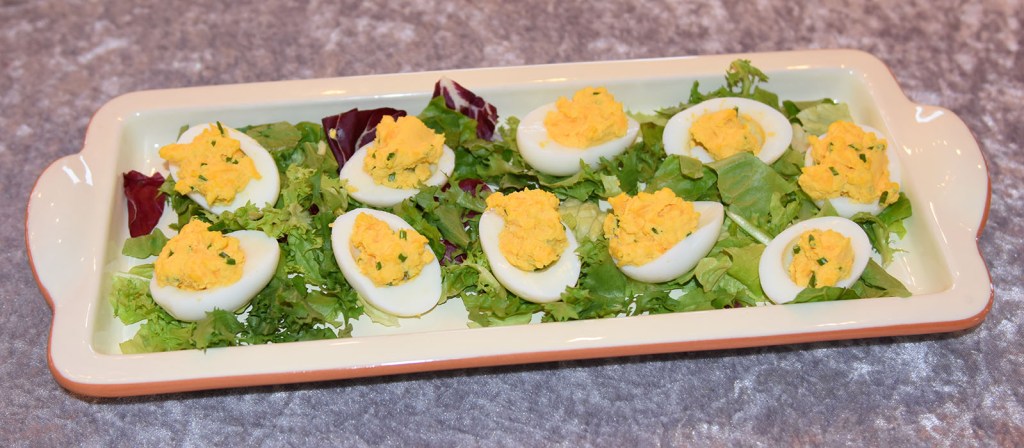 Fylte egg med ost Ingredienser: 6 Egg (hardkokte 3 ss Mancheno (eller cheddar) (revet) 2 ss Majones (eller 1 ss majones og 1 ss rømme) 1 ts Gressløk (finhakket) 1 Chili (rød - finhakket) Salt og pepper Salat til servering (valgfritt) https://heidisboble.no/