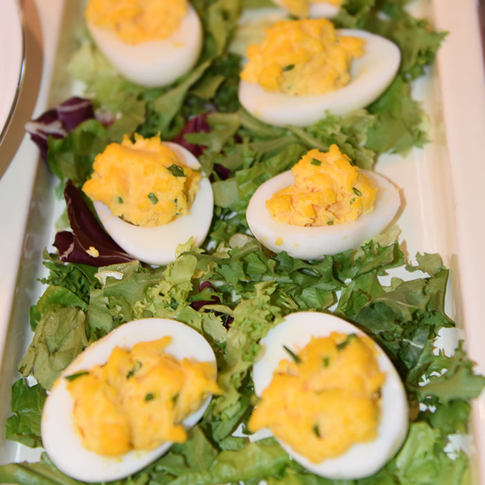 Fylte egg med ost Ingredienser: 6 Egg (hardkokte 3 ss Mancheno (eller cheddar) (revet) 2 ss Majones (eller 1 ss majones og 1 ss rømme) 1 ts Gressløk (finhakket) 1 Chili (rød - finhakket) Salt og pepper Salat til servering (valgfritt) https://heidisboble.no/