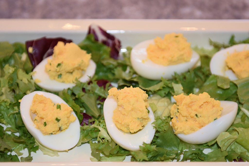 Fylte egg med ost Ingredienser: 6 Egg (hardkokte 3 ss Mancheno (eller cheddar) (revet) 2 ss Majones (eller 1 ss majones og 1 ss rømme) 1 ts Gressløk (finhakket) 1 Chili (rød - finhakket) Salt og pepper Salat til servering (valgfritt) https://heidisboble.no/