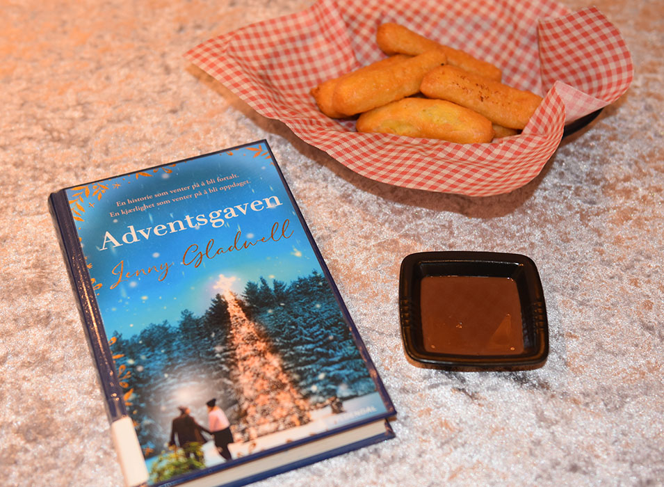 Gladwell, Jenny (2019) «Adventsgaven», Gyldendal OG Ingredienser: 75 g Smør 2 ss Sukker 1 ts Vaniljesukker 2 ½ dl Vann 2 ½ dl Hvetemel 3 Egg Slik gjør du: 1 Kok opp vann, sukker, vaniljesukker og smør - Tilsett hvetemelet, og - Rør til deigen former seg il en ball 2 Rør inn eggene - Ett om gangen - Til en jevn og myk deig 3 Ha deigen over i en sprøytepose Gjerne med en stjerneformet tipp 4 Varm olje (180 grader) 5 Stek churrosene i oljen: - Sprøyt deigen rett i oljen Hver churros skal være ca. 10 cm lang (klipp dem med saks) - Når de er gylne ta dem opp av oljen, og (bruk en klype eller en frityrsleiv) - Legg de på tørkepapir Du må steke i flere omganger https://heidisboble.no/