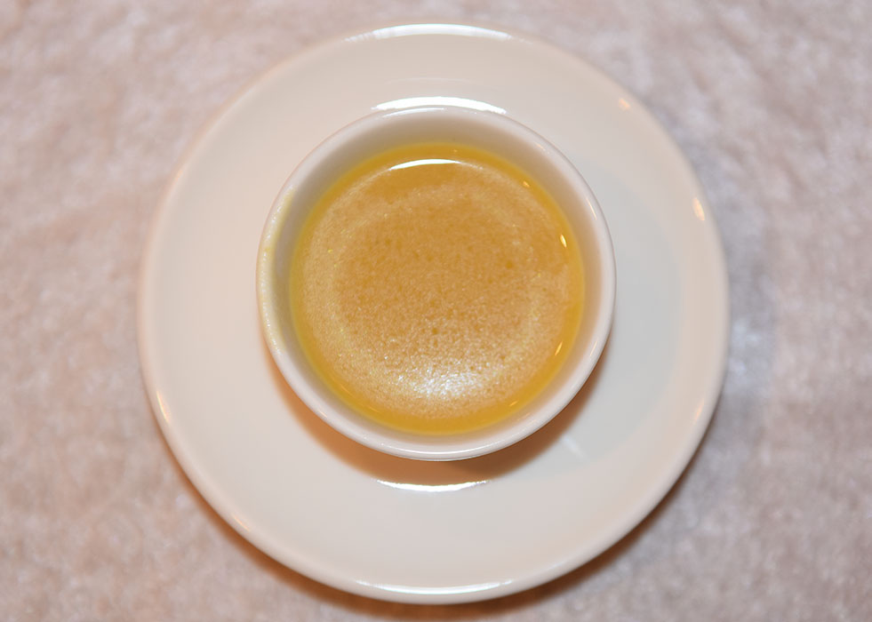 Ingefærkrydret Gresskarbuljong Ingredienser: 2 ss Olje (oliven) 1 Løk (fin hakket) 750 g Gresskar (renset og i terninger) 1 ½ - 3 cm Ingefær (raspet) 1- 2 ss Rød karri pasta 400 ml Kokosmelk 7 ½ dl Grønnsaksbuljong 400 ml Kokosmelk https://heidisboble.no/