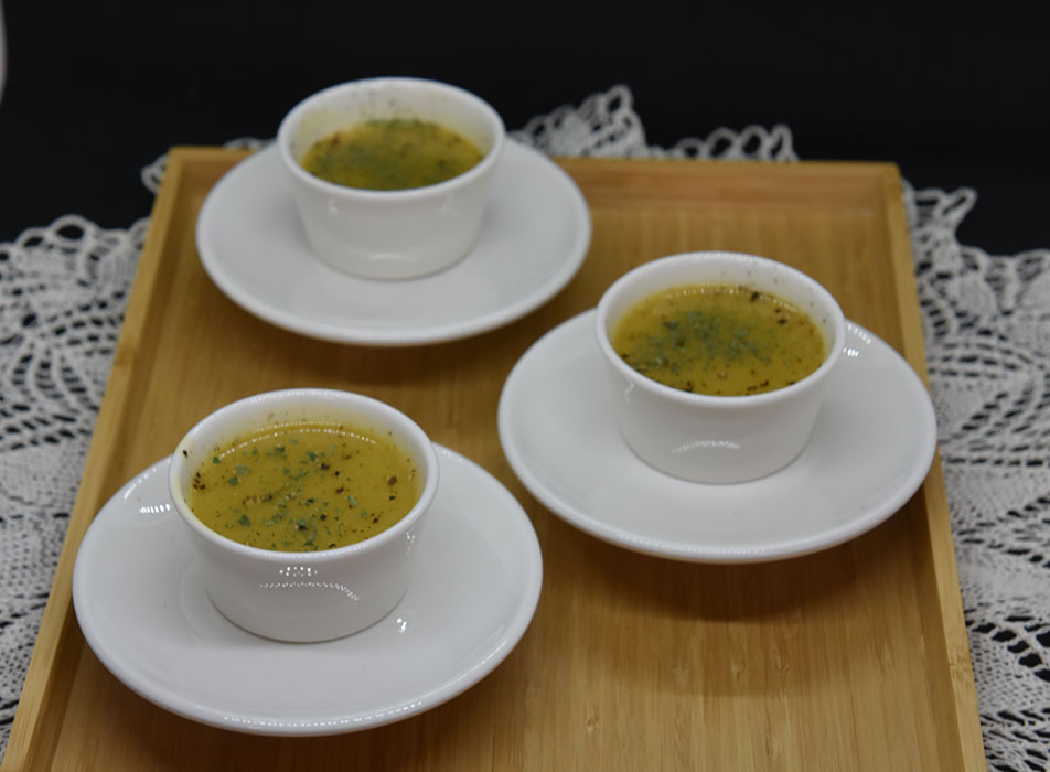 Ingefærkrydret Gresskarbuljong Ingredienser: 2 ss Olje (oliven) 1 Løk (fin hakket) 750 g Gresskar (renset og i terninger) 1 ½ - 3 cm Ingefær (raspet) 1- 2 ss Rød karri pasta 400 ml Kokosmelk 7 ½ dl Grønnsaksbuljong 400 ml Kokosmelk https://heidisboble.no/