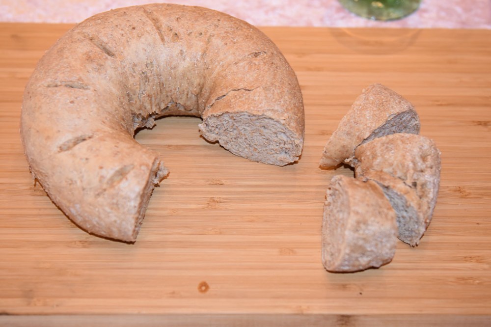 Rustikk baguettekrans (litt grovere) Ingredienser ¼ pk Gjær 3 dl Vann 1 ½ ts Salt 1 dl Sammalt hvete (grov) Ca 7 dl Hvetemel Vann (pensling) https://heidisboble.no/