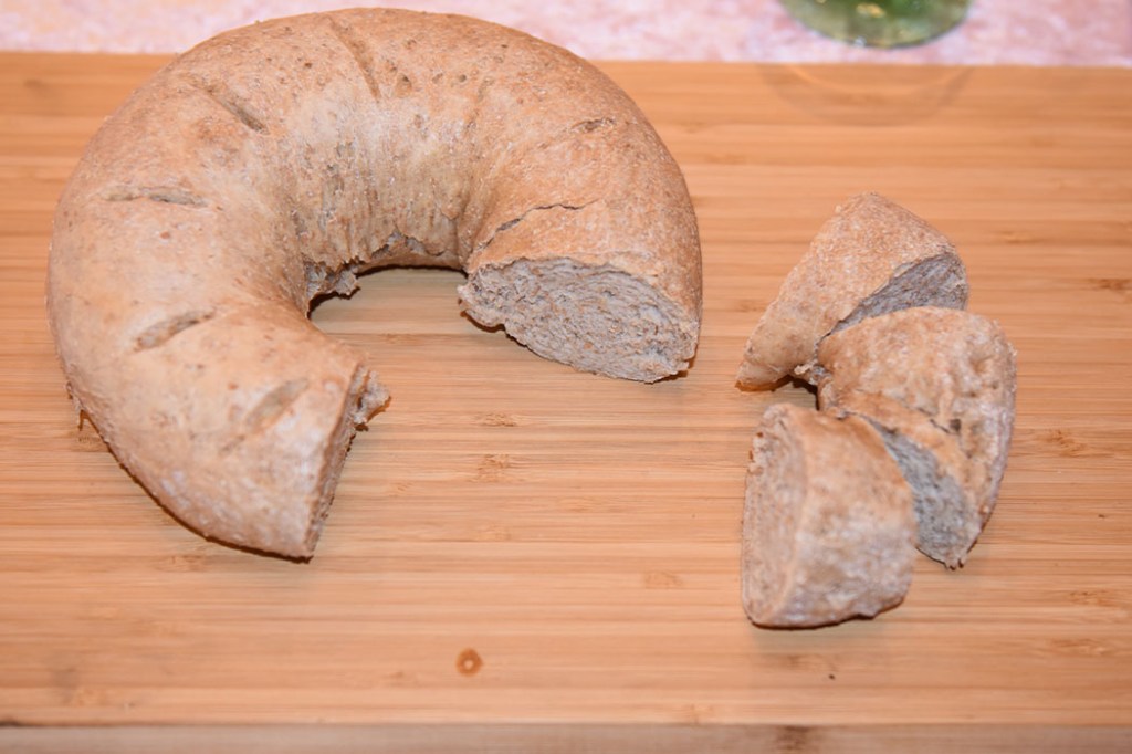 Rustikk baguettekrans (litt grovere) Ingredienser ¼ pk Gjær 3 dl Vann 1 ½ ts Salt 1 dl Sammalt hvete (grov) Ca 7 dl Hvetemel Vann (pensling) https://heidisboble.no/