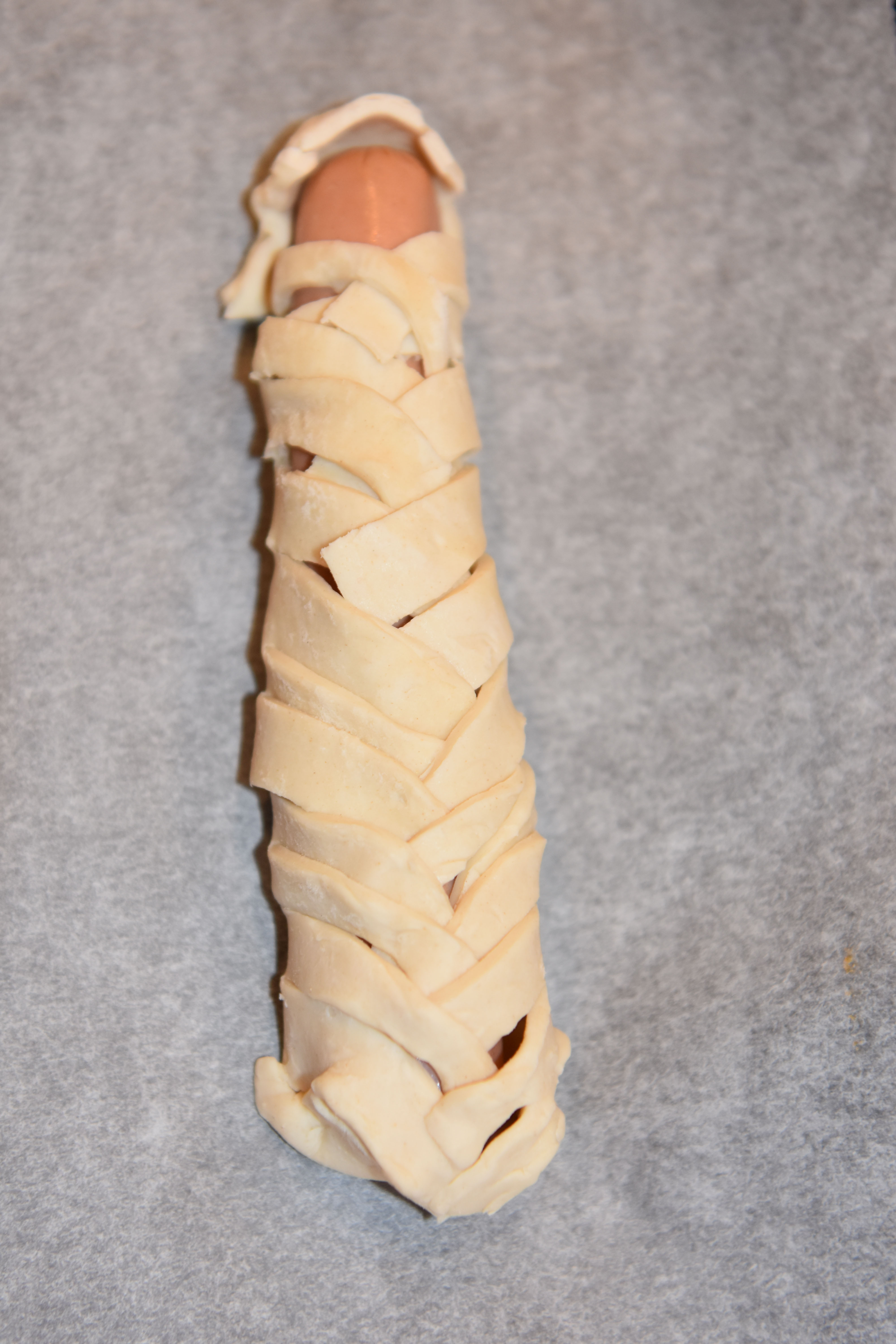 Halloween pølser – mumie pølser Ingredienser: Butterdeigsplater Pølse Egg https://heidisboble.no/