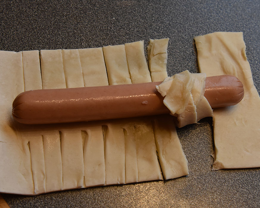 Halloween pølser – mumie pølser Ingredienser: Butterdeigsplater Pølse Egg https://heidisboble.no/