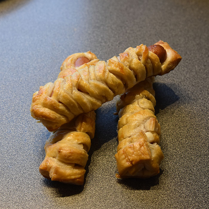 Halloween pølser – mumie pølser Ingredienser: Butterdeigsplater Pølse Egg https://heidisboble.no/