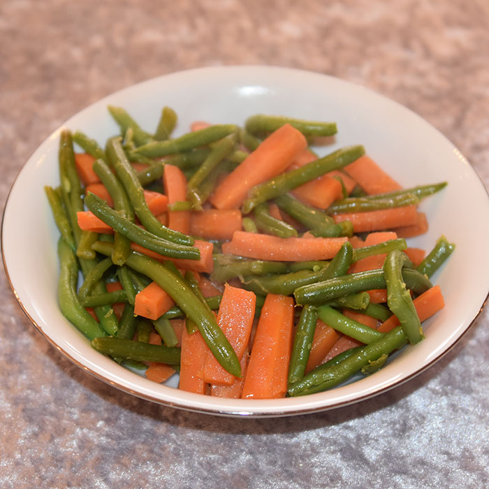 Honning glaserte gulerøtter og grønne bønner Ingredienser 5 dl Gulerøtter (staver) 5 dl Brekkbønner 2 ss Smør 1 ss Honning ½ Sitron (skall) Salt https://heidisboble.no/