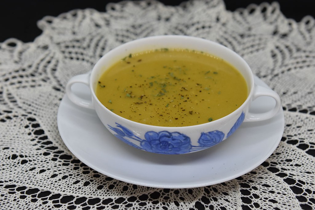 Ingefærkrydret Gresskarbuljong Ingredienser: 2 ss Olje (oliven) 1 Løk (fin hakket) 750 g Gresskar (renset og i terninger) 1 ½ - 3 cm Ingefær (raspet) 1- 2 ss Rød karri pasta 400 ml Kokosmelk 7 ½ dl Grønnsaksbuljong 400 ml Kokosmelk https://heidisboble.no/