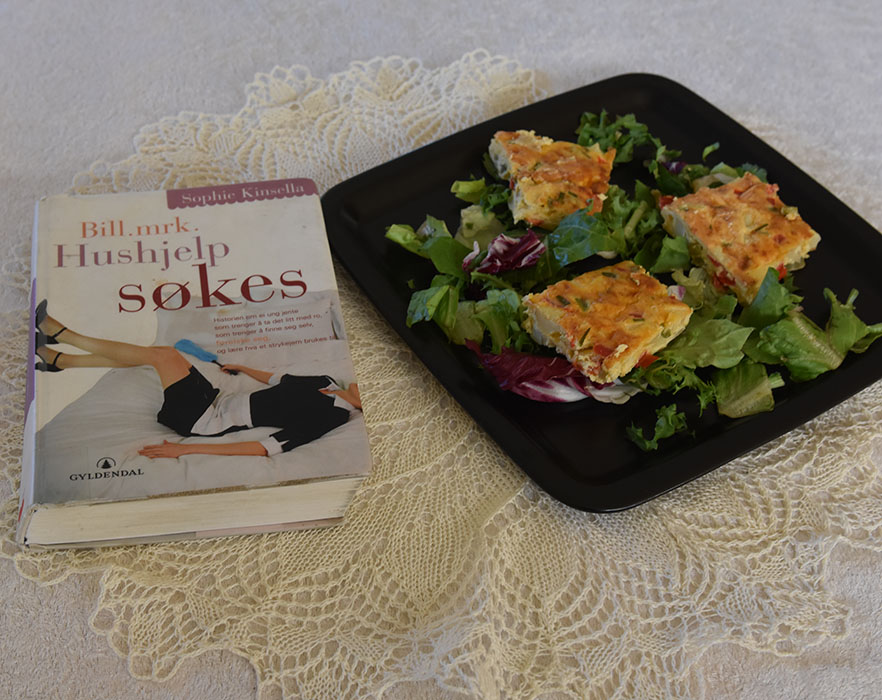 Kinsella, Sophie (2007) «Bill, mrk. Hushjelp søkes», Gyldendal OG Tortilla med paprika Ingredienser: 1 fedd Hvitløk (presset) 4 Vårløk (finhakket) 2 Paprika (1 grønn og 1 rød) 175 g Poteter (kokte) 5 Egg 1 dl Crème fraîche 175 g Roncal – spansk (eller cheddar/parmsan) Salt og pepper Salat (valgfritt) https://heidisboble.no/