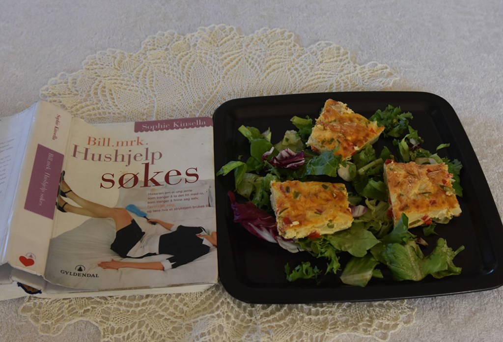 Kinsella, Sophie (2007) «Bill, mrk. Hushjelp søkes», Gyldendal OG Tortilla med paprika Ingredienser: 1 fedd Hvitløk (presset) 4 Vårløk (finhakket) 2 Paprika (1 grønn og 1 rød) 175 g Poteter (kokte) 5 Egg 1 dl Crème fraîche 175 g Roncal – spansk (eller cheddar/parmsan) Salt og pepper Salat (valgfritt) https://heidisboble.no/