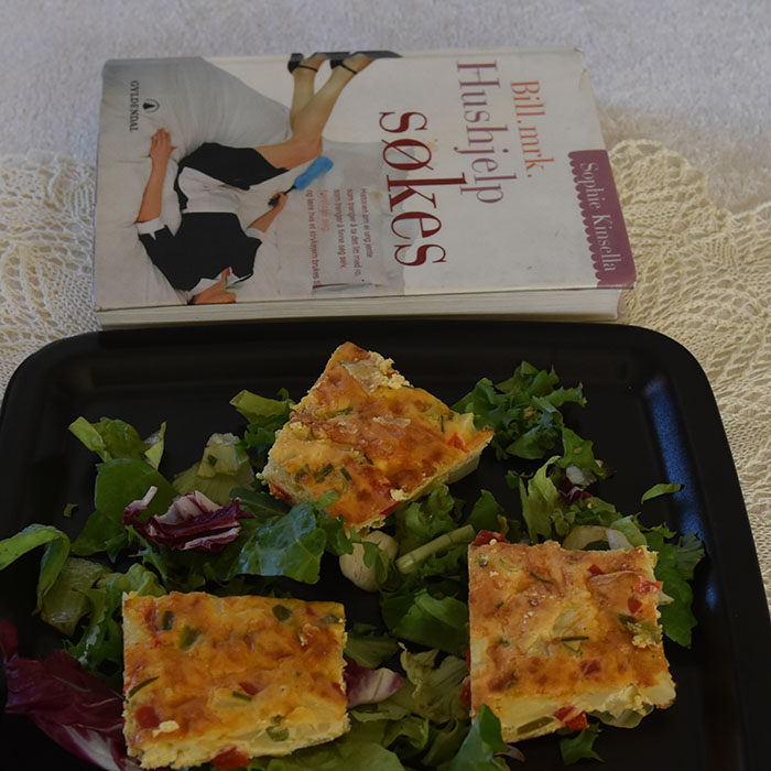 Kinsella, Sophie (2007) «Bill, mrk. Hushjelp søkes», Gyldendal OG Tortilla med paprika Ingredienser: 1 fedd Hvitløk (presset) 4 Vårløk (finhakket) 2 Paprika (1 grønn og 1 rød) 175 g Poteter (kokte) 5 Egg 1 dl Crème fraîche 175 g Roncal – spansk (eller cheddar/parmsan) Salt og pepper Salat (valgfritt) https://heidisboble.no/