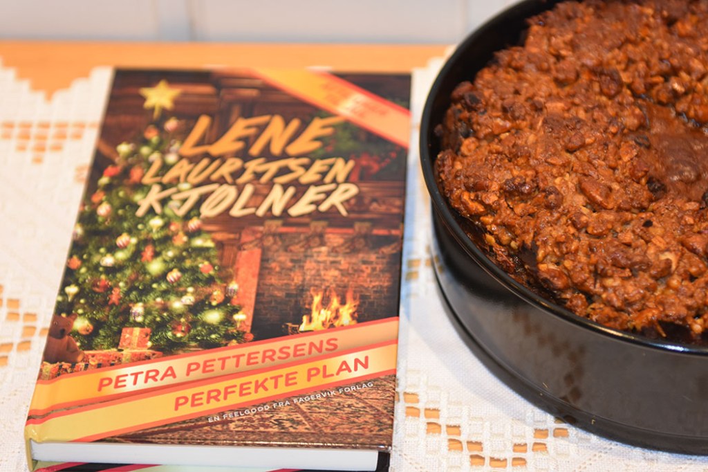 Berthas engelske Julekake oppskriften er hentet fra Kjølner, Lene Lauritsen (2020) «Petra Pettersens Perfekte plan», Fagervik forlag Ingredienser: 700 g Blandet tørket frukt (rosiner, sukat, korinter, aspikat, sukat, tranebær, syltete kirsebær, svisker, aprikos e.l. 8 ss Konjakk 1 sitron Skall og asft 250 g Smør 150 g Sukker (brunt) 6 Egg 280 g Hvetemel 100 g Mandler (malte) 2 ts Ingefær 2 ts Kardemomme 2 ts Kanel 150 g Marsipan (hakket) Topping: 280 g Blandet hakkete nøtter – valnøtter, cashewnøtter, hasselnøtter, mandler osv. 100 g Sirup Royal icing: 500 g Melis 1 Eggehvite (pisket) https://heidisboble.no/