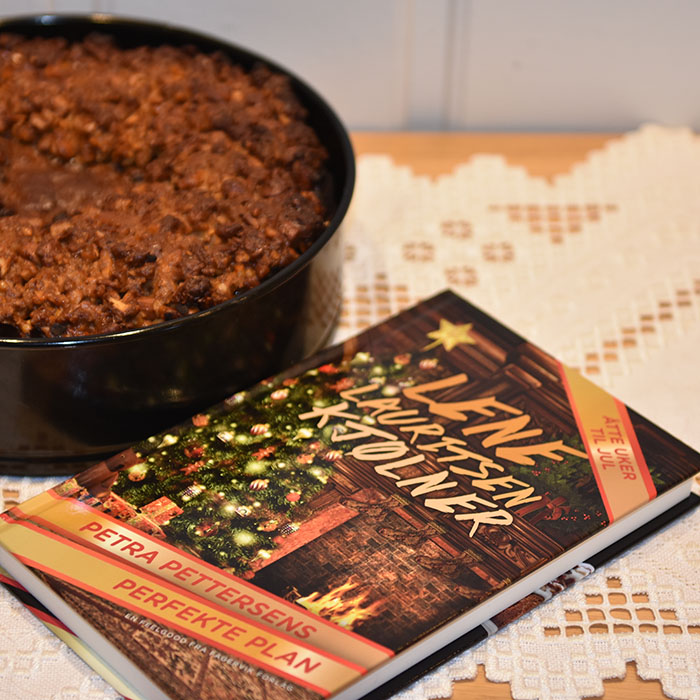 Berthas engelske Julekake oppskriften er hentet fra Kjølner, Lene Lauritsen (2020) «Petra Pettersens Perfekte plan», Fagervik forlag Ingredienser: 700 g Blandet tørket frukt (rosiner, sukat, korinter, aspikat, sukat, tranebær, syltete kirsebær, svisker, aprikos e.l. 8 ss Konjakk 1 sitron Skall og asft 250 g Smør 150 g Sukker (brunt) 6 Egg 280 g Hvetemel 100 g Mandler (malte) 2 ts Ingefær 2 ts Kardemomme 2 ts Kanel 150 g Marsipan (hakket) Topping: 280 g Blandet hakkete nøtter – valnøtter, cashewnøtter, hasselnøtter, mandler osv. 100 g Sirup Royal icing: 500 g Melis 1 Eggehvite (pisket) https://heidisboble.no/