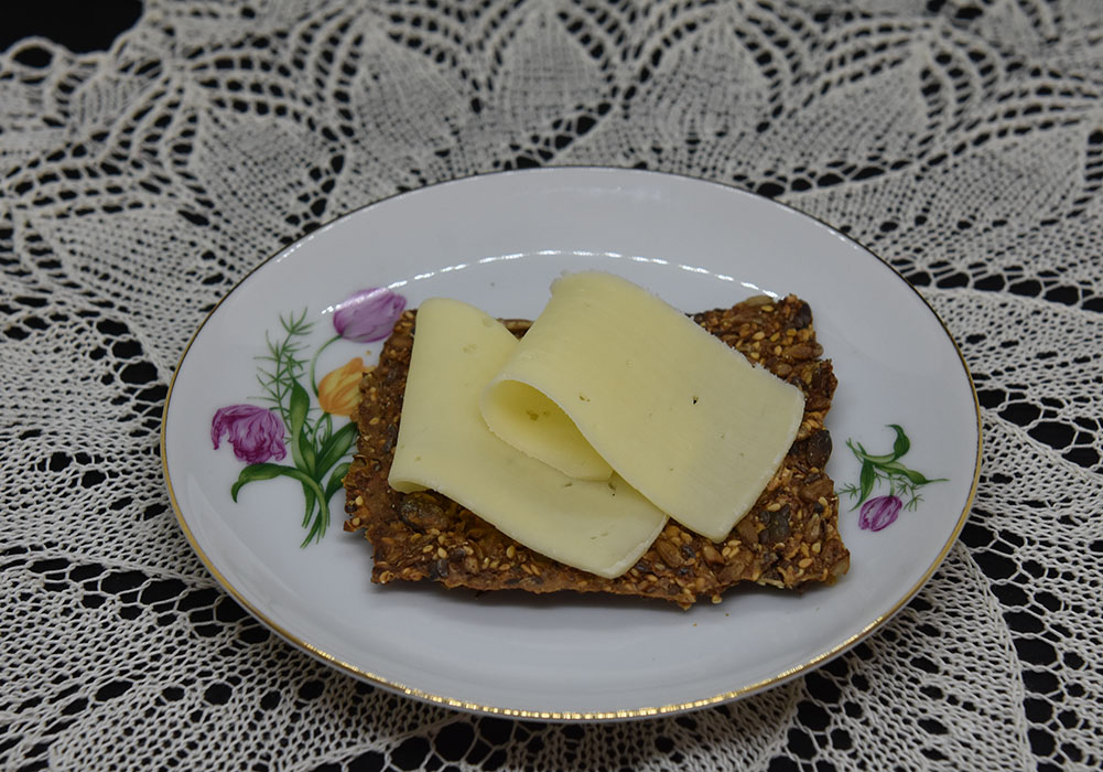 Tante Torils Knekkebrød Ingredienser 2 dl Havregryn 4 dl Rugmel (grov) 2 dl Solsikkefrø 1 dl Linfrø 1 dl Sesamfrø 1 dl Gresskarfrø 1 ss Salt 2 ts Sukker 7 dl Vann https://heidisboble.no/ @heidisboble