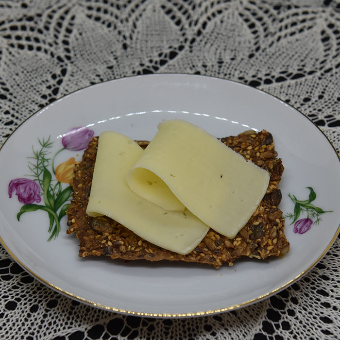 Tante Torils Knekkebrød Ingredienser 2 dl Havregryn 4 dl Rugmel (grov) 2 dl Solsikkefrø 1 dl Linfrø 1 dl Sesamfrø 1 dl Gresskarfrø 1 ss Salt 2 ts Sukker 7 dl Vann https://heidisboble.no/ @heidisboble