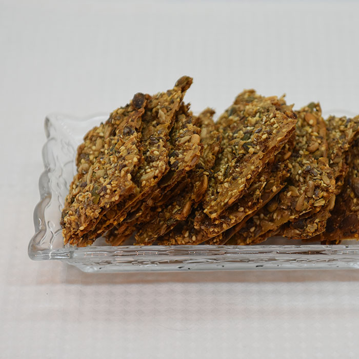 Tante Torils Knekkebrød Ingredienser 2 dl Havregryn 4 dl Rugmel (grov) 2 dl Solsikkefrø 1 dl Linfrø 1 dl Sesamfrø 1 dl Gresskarfrø 1 ss Salt 2 ts Sukker 7 dl Vann https://heidisboble.no/ @heidisboble