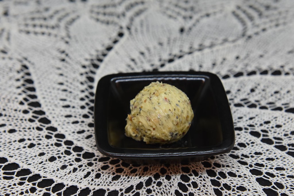 Kryddersmør Porsjoner Tid Vanskelighetsgrad 2-4 5 min. Enkel Ingredienser: 125 g Smør (mykt) 1 fedd Hvitløk (presset) 2 ss Persille (finhakket) ¼ Chili (rød, finhakket) https://heidisboble.no/ @heidisboble