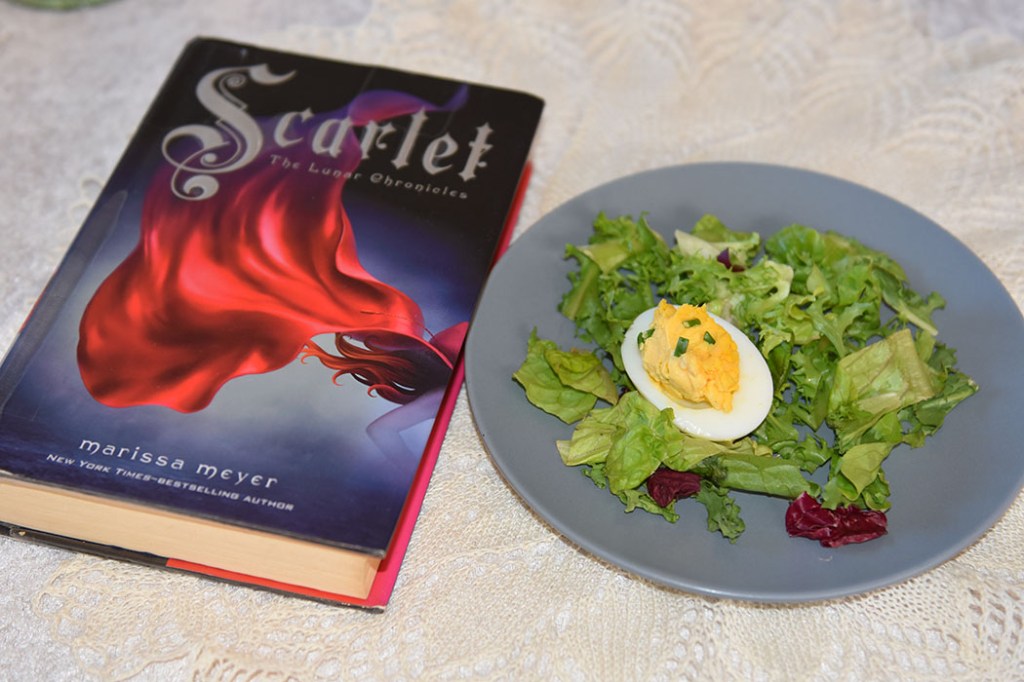 Meyer, Marissa (2013) «Scarlet», Feiwel and Friends OG Fylte egg med ost Ingredienser: 6 Egg (hardkokte 3 ss Mancheno (eller cheddar) (revet) 2 ss Majones (eller 1 ss majones og 1 ss rømme) 1 ts Gressløk (finhakket) 1 Chili (rød - finhakket) Salt og pepper Salat til servering (valgfritt) https://heidisboble.no/