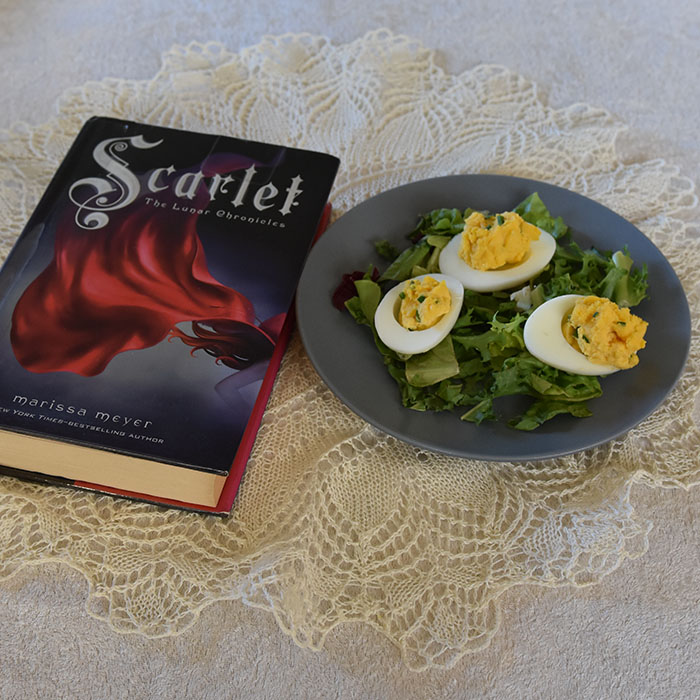 Meyer, Marissa (2013) «Scarlet», Feiwel and Friends OG Fylte egg med ost Ingredienser: 6 Egg (hardkokte 3 ss Mancheno (eller cheddar) (revet) 2 ss Majones (eller 1 ss majones og 1 ss rømme) 1 ts Gressløk (finhakket) 1 Chili (rød - finhakket) Salt og pepper Salat til servering (valgfritt) https://heidisboble.no/