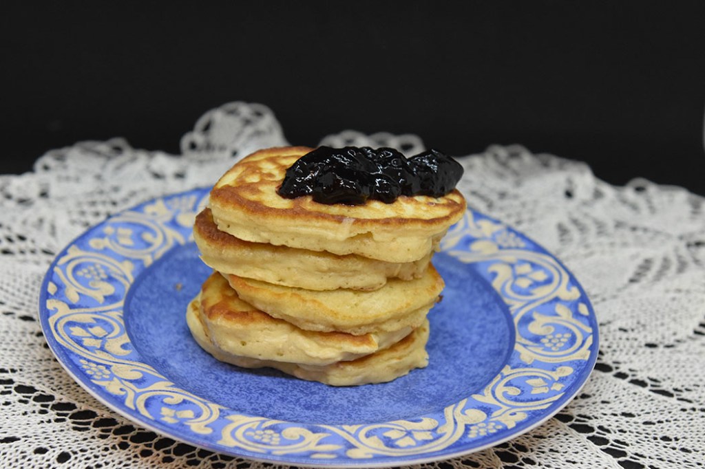 Havregrynspannekaker Ingredienser: 3 dl Hvetemel 1 dl Havregryn 2 ts Bakepulver 1 Egg 3 dl Melk