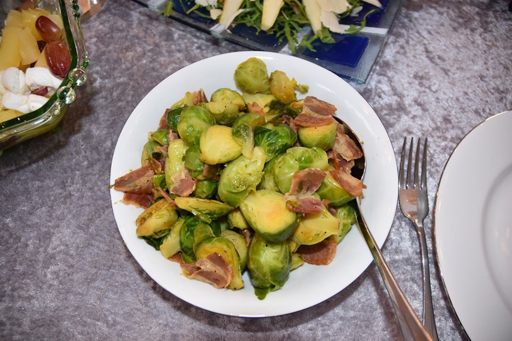 Rosenkål med Bacon (tilbehør til thankgiving) Ingredienser: 100 g Bacon 300 g Rosenkål Salt og pepper https://heidisboble.no/