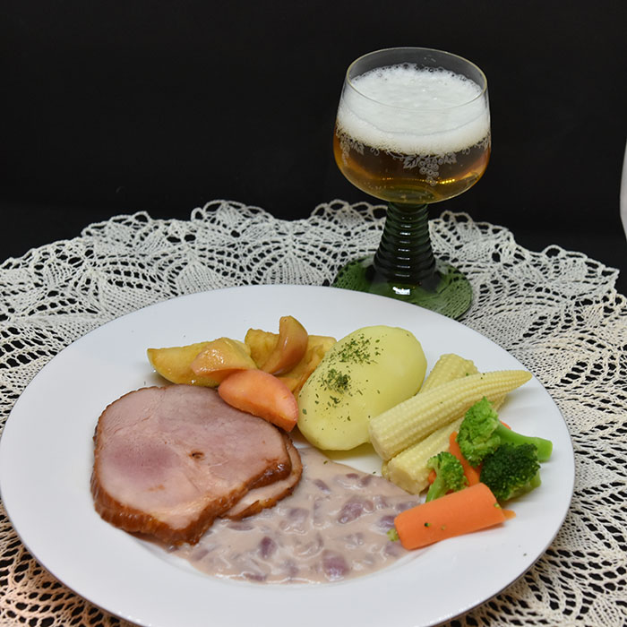 Stekt Hamburgerrygg med rødløksaus Ingredienser: 500 g Hamburgerrygg 2 Epler 6-8 Poteter Grønnsaker (valgfritt) Rødløksaus: 2 Rødløk (skjært i skiver) 2 ss Smør 2 ss Hvetemel 4 dl Melk Salt og peppet https://heidisboble.no/ @heidisboble