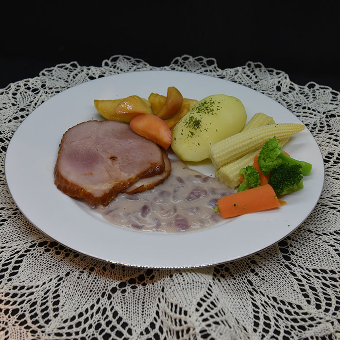 Stekt Hamburgerrygg med rødløksaus Ingredienser: 500 g Hamburgerrygg 2 Epler 6-8 Poteter Grønnsaker (valgfritt) Rødløksaus: 2 Rødløk (skjært i skiver) 2 ss Smør 2 ss Hvetemel 4 dl Melk Salt og peppet https://heidisboble.no/ @heidisboble