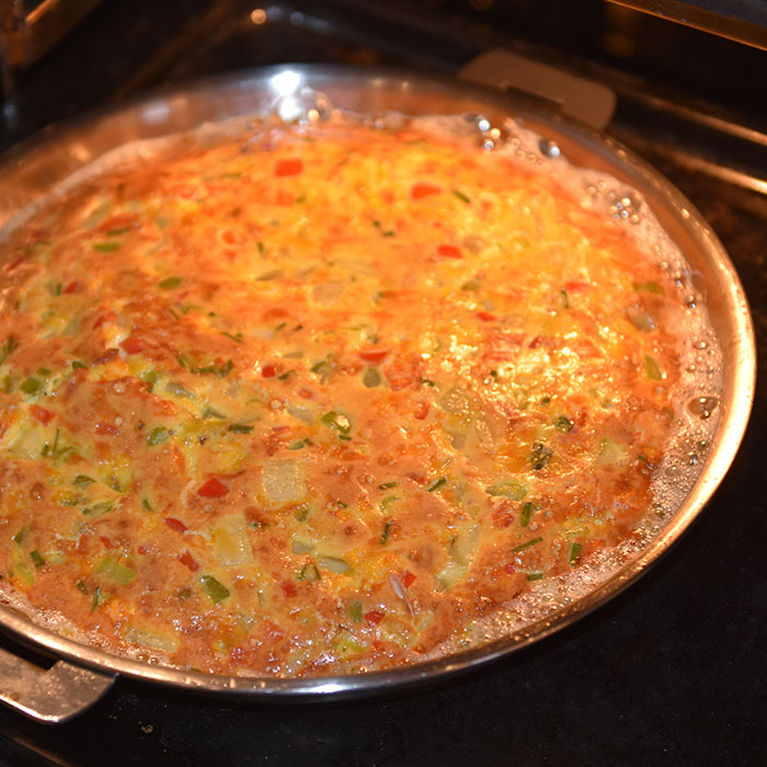 Tortilla med paprika Ingredienser: 1 fedd Hvitløk (presset) 4 Vårløk (finhakket) 2 Paprika (1 grønn og 1 rød) 175 g Poteter (kokte) 5 Egg 1 dl Crème fraîche 175 g Roncal – spansk (eller cheddar/parmsan) Salt og pepper Salat (valgfritt) https://heidisboble.no/