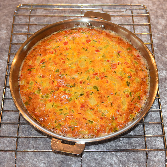 Tortilla med paprika Ingredienser: 1 fedd Hvitløk (presset) 4 Vårløk (finhakket) 2 Paprika (1 grønn og 1 rød) 175 g Poteter (kokte) 5 Egg 1 dl Crème fraîche 175 g Roncal – spansk (eller cheddar/parmsan) Salt og pepper Salat (valgfritt) https://heidisboble.no/