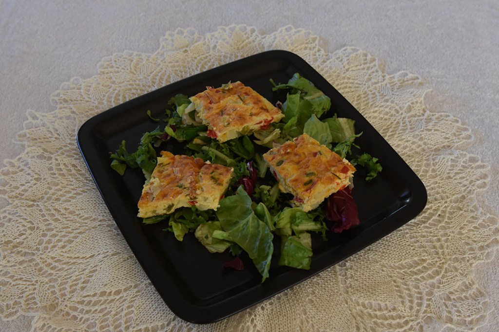 Tortilla med paprika Ingredienser: 1 fedd Hvitløk (presset) 4 Vårløk (finhakket) 2 Paprika (1 grønn og 1 rød) 175 g Poteter (kokte) 5 Egg 1 dl Crème fraîche 175 g Roncal – spansk (eller cheddar/parmsan) Salt og pepper Salat (valgfritt) https://heidisboble.no/