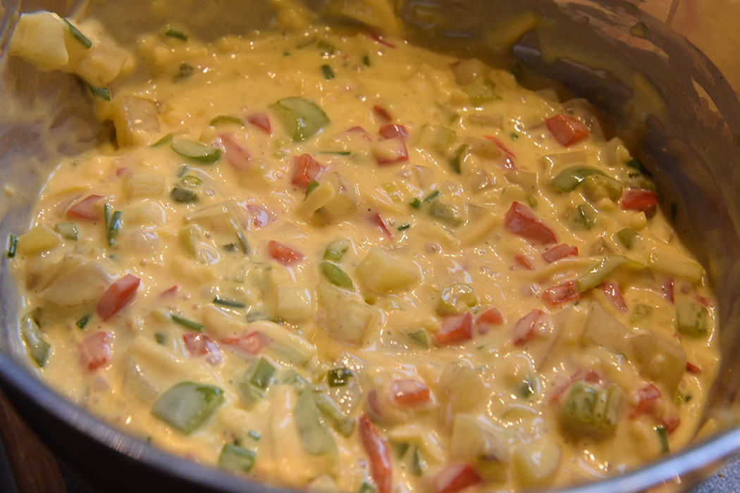 Tortilla med paprika Ingredienser: 1 fedd Hvitløk (presset) 4 Vårløk (finhakket) 2 Paprika (1 grønn og 1 rød) 175 g Poteter (kokte) 5 Egg 1 dl Crème fraîche 175 g Roncal – spansk (eller cheddar/parmsan) Salt og pepper Salat (valgfritt) https://heidisboble.no/