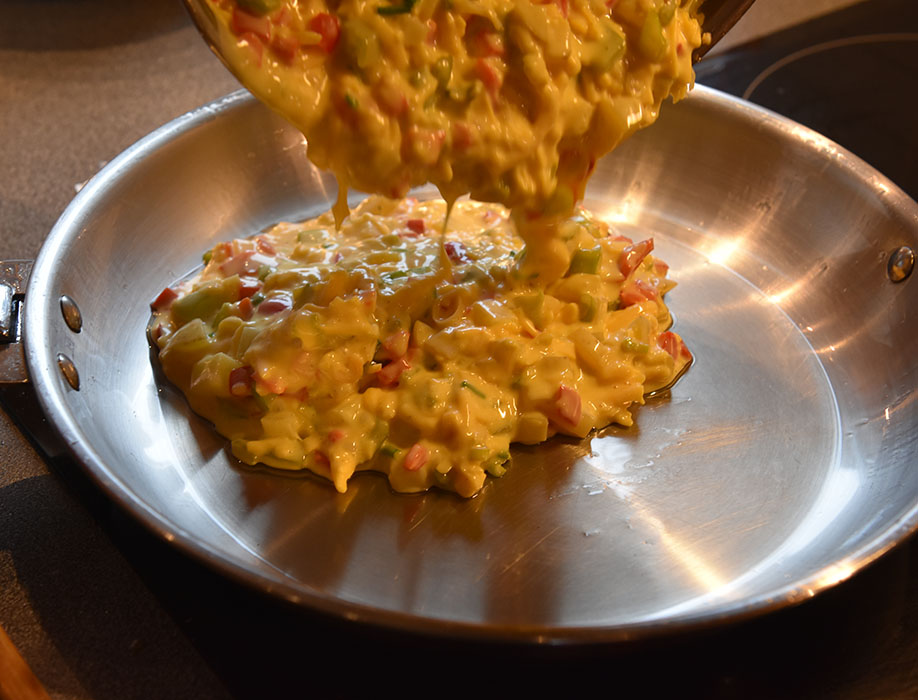 Tortilla med paprika Ingredienser: 1 fedd Hvitløk (presset) 4 Vårløk (finhakket) 2 Paprika (1 grønn og 1 rød) 175 g Poteter (kokte) 5 Egg 1 dl Crème fraîche 175 g Roncal – spansk (eller cheddar/parmsan) Salt og pepper Salat (valgfritt) https://heidisboble.no/