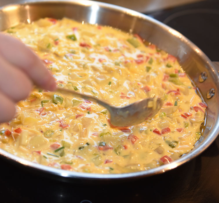 Tortilla med paprika Ingredienser: 1 fedd Hvitløk (presset) 4 Vårløk (finhakket) 2 Paprika (1 grønn og 1 rød) 175 g Poteter (kokte) 5 Egg 1 dl Crème fraîche 175 g Roncal – spansk (eller cheddar/parmsan) Salt og pepper Salat (valgfritt) https://heidisboble.no/