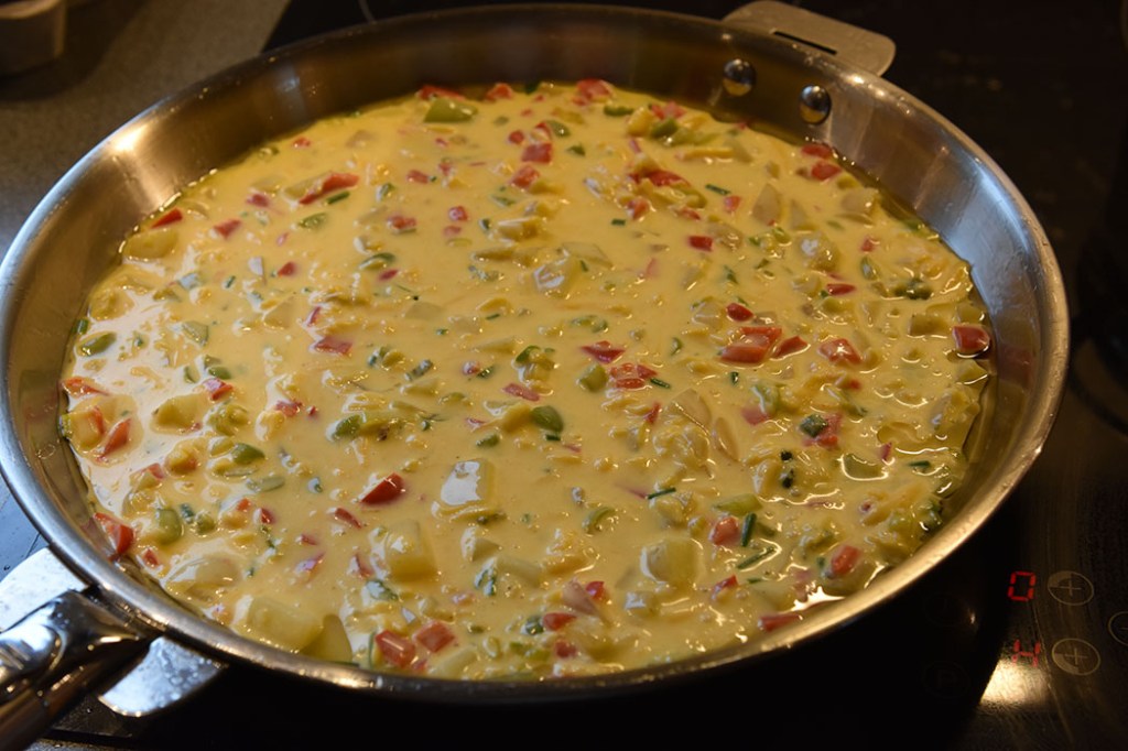 Tortilla med paprika Ingredienser: 1 fedd Hvitløk (presset) 4 Vårløk (finhakket) 2 Paprika (1 grønn og 1 rød) 175 g Poteter (kokte) 5 Egg 1 dl Crème fraîche 175 g Roncal – spansk (eller cheddar/parmsan) Salt og pepper Salat (valgfritt) https://heidisboble.no/