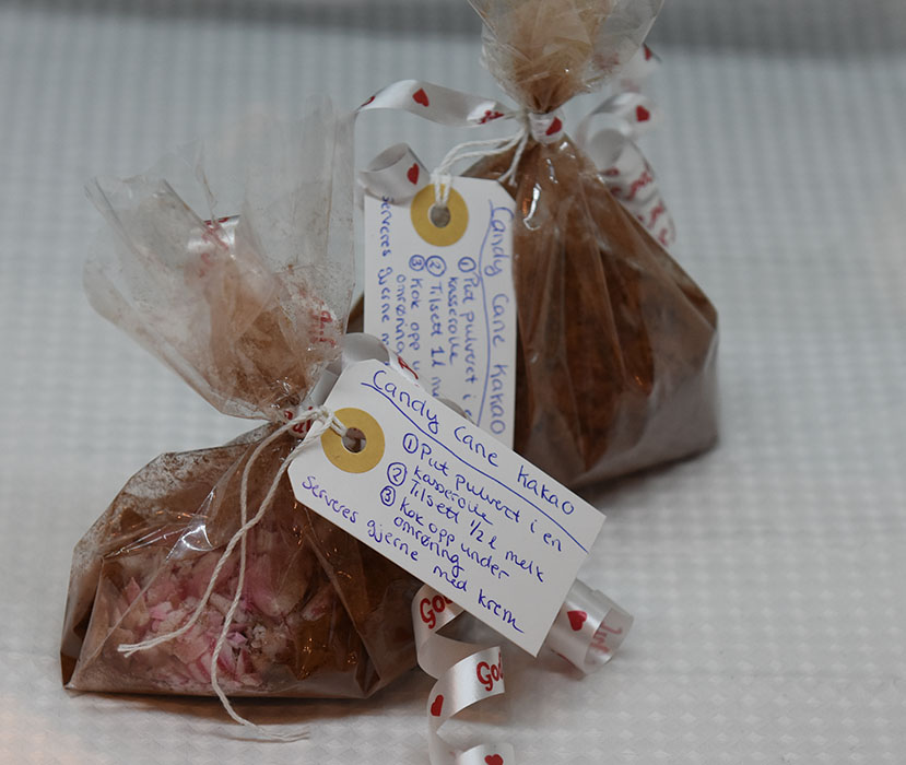 Candy cane kakao Ingredienser: 2 ss Kakao 3-4 ss Sukker 10 dl Melk 8 ss Candy cane (knuste Topping (Valgfritt): Kremfløte pisket Candy cane (knuste) https://heidisboble.no/ @heidisboble