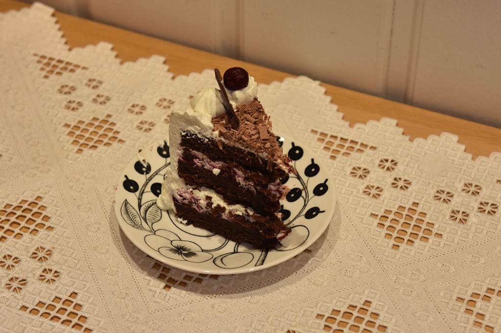 Sjokoladekake med kirsebær Ingredienser: Kakebunnen: 400 g Sukker (ca. 5 dl) 325 g Hvetemel (ca. 2 dl) 80 g Kakaopulver (ca. 2 ½ dl) 2 ts Bakepulver 2 ts Vaniljesukker 225 g Smør ½ dl Olje (nøytral) 4 Egg (romtempererte) 2 ¼ dl Melk 2 ¼ dl Kaffe (varm) Kirsebærfyll: 425 g Kirsebær 1 dl Sukker 3 dl Vann 2 ss Maisenna Topping og dekorasjon: Eller tynt lag med krem og sjokolade drypp over 100 g Kokesjokolade 8-10 Kirsebær 6 dl Kremfløte (pisket) ½ dl Sukker https://heidisboble.no/ @heidisboble