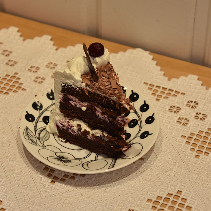 Sjokoladekake med kirsebær Ingredienser: Kakebunnen: 400 g Sukker (ca. 5 dl) 325 g Hvetemel (ca. 2 dl) 80 g Kakaopulver (ca. 2 ½ dl) 2 ts Bakepulver 2 ts Vaniljesukker 225 g Smør ½ dl Olje (nøytral) 4 Egg (romtempererte) 2 ¼ dl Melk 2 ¼ dl Kaffe (varm) Kirsebærfyll: 425 g Kirsebær 1 dl Sukker 3 dl Vann 2 ss Maisenna Topping og dekorasjon: Eller tynt lag med krem og sjokolade drypp over 100 g Kokesjokolade 8-10 Kirsebær 6 dl Kremfløte (pisket) ½ dl Sukker https://heidisboble.no/ @heidisboble
