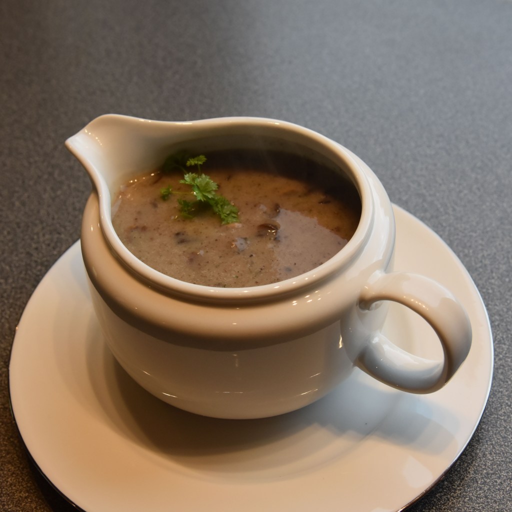 Fløtesaus Ingredienser 1 Løk (hakket) 2 ss Smør 7 ½ dl Kraft (eller vann med 3 buljongterninger) 2 ss Hvetemel 2 dl Fløte 2 ss Ripsgele 2 ss Soyasaus Salt & pepper Valgfritt:) Sopp Persille https://heidisboble.no/ @heidisboble