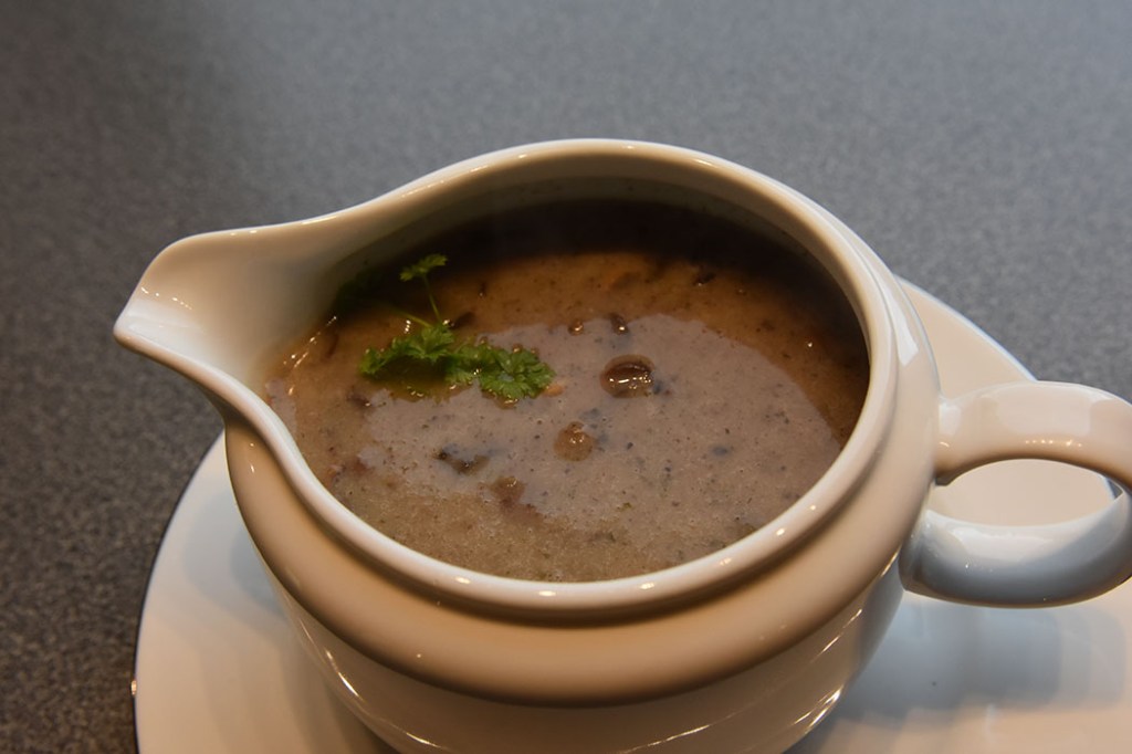 Fløtesaus Ingredienser 1 Løk (hakket) 2 ss Smør 7 ½ dl Kraft (eller vann med 3 buljongterninger) 2 ss Hvetemel 2 dl Fløte 2 ss Ripsgele 2 ss Soyasaus Salt & pepper Valgfritt:) Sopp Persille https://heidisboble.no/ @heidisboble