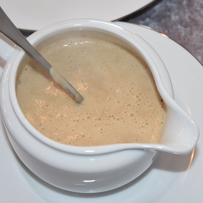 Fløtesaus Ingredienser 1 Løk (hakket) 2 ss Smør 7 ½ dl Kraft (eller vann med 3 buljongterninger) 2 ss Hvetemel 2 dl Fløte 2 ss Ripsgele 2 ss Soyasaus Salt & pepper Valgfritt:) Sopp Persille https://heidisboble.no/ @heidisboble