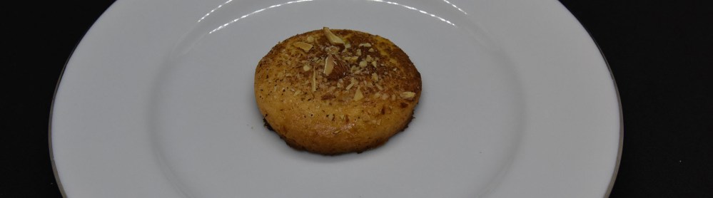 Jødekaker Ingredienser 250 g Hvetemel 200 g Margarin 1 Egg 125 g Sukker ½ ts Hjortetakksalt Topping: Egg Sukker, kanel, mandler (hakkete) https://heidisboble.no/ @heidisboble