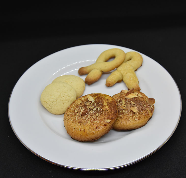 Jødekaker Ingredienser 250 g Hvetemel 200 g Margarin 1 Egg 125 g Sukker ½ ts Hjortetakksalt Topping: Egg Sukker, kanel, mandler (hakkete) https://heidisboble.no/ @heidisboble