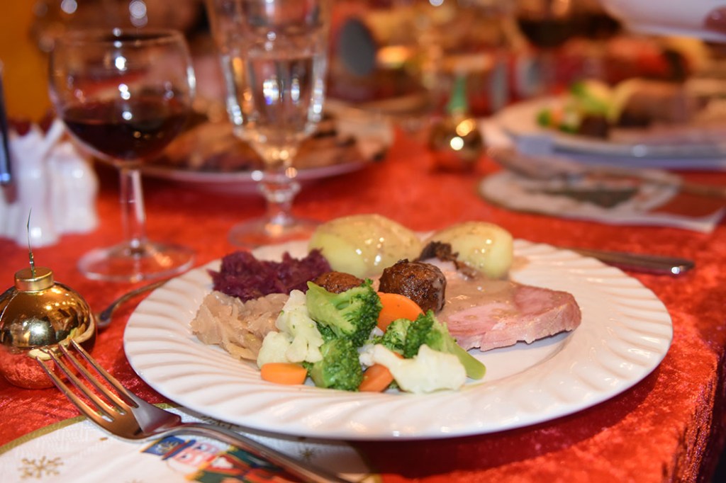 Juleskinke - griljert Ingredienser: 2 kg Juleskinke 1 Egg 2-4 ss Sennep 1 ss Sukker 1/2 ss Maisenna ½ dl Strøbrød https://heidisboble.no/ @heidisboble